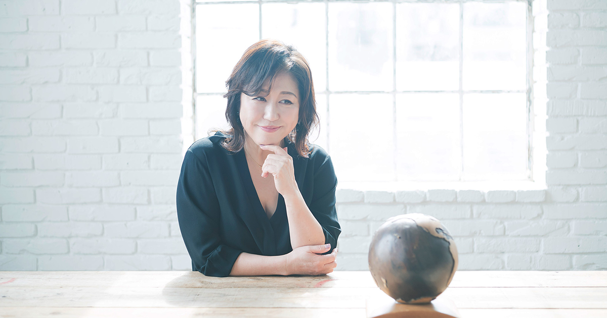 明るい窓辺で微笑む澤田知可子